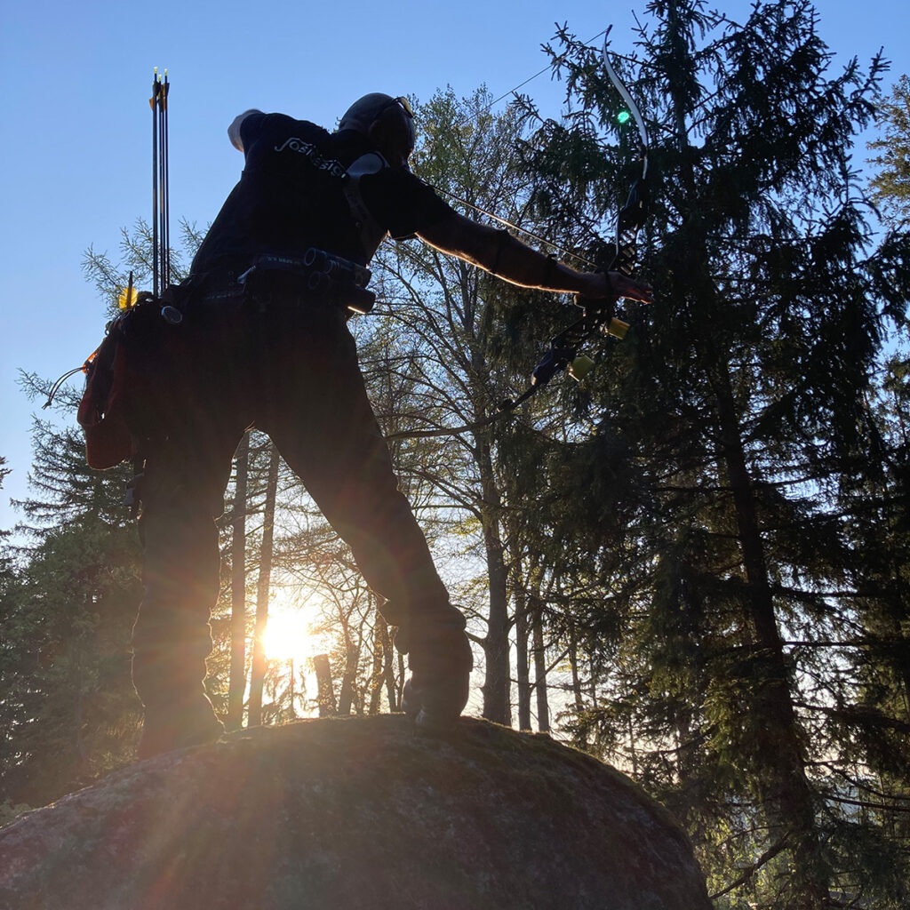 Mehdi im Sunset am Hügelfels